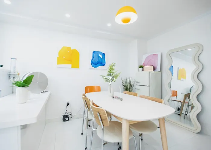 5 Mins To Sinchon Station, 5 Mins To Yonsei Univ And 10 Mins Hongik Univ On Foot, Denden Seoul