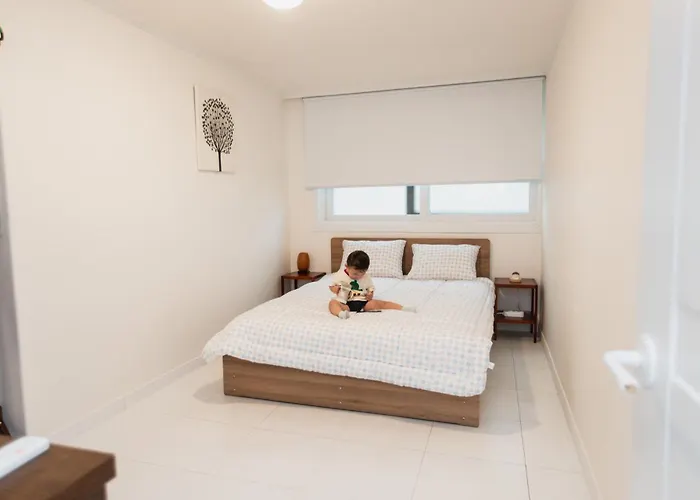 5 Mins To Sinchon Station, 5 Mins To Yonsei Univ And 10 Mins Hongik Univ On Foot, Denden * Seoul