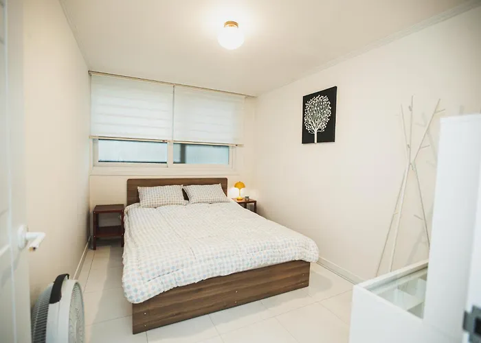 Apartment 5 Mins To Sinchon Station, 5 Mins To Yonsei Univ And 10 Mins Hongik Univ On Foot, Denden Seoul