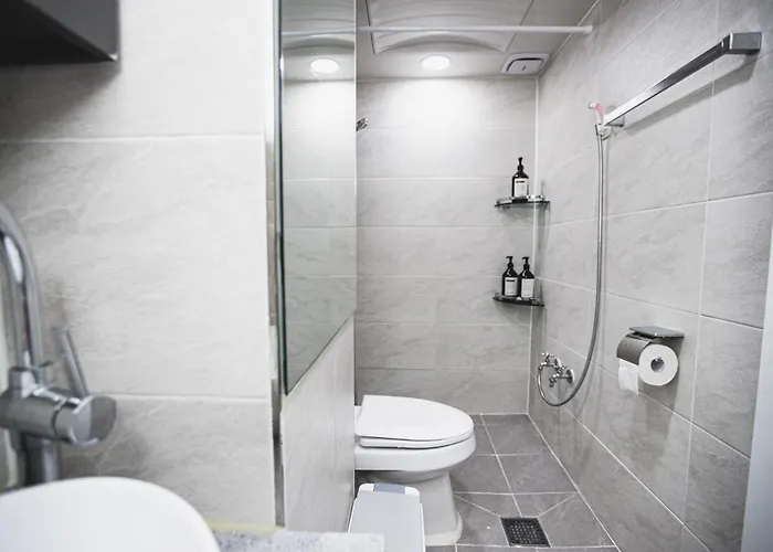 5 Mins To Sinchon Station, 5 Mins To Yonsei Univ And 10 Mins Hongik Univ On Foot, Denden Apartment