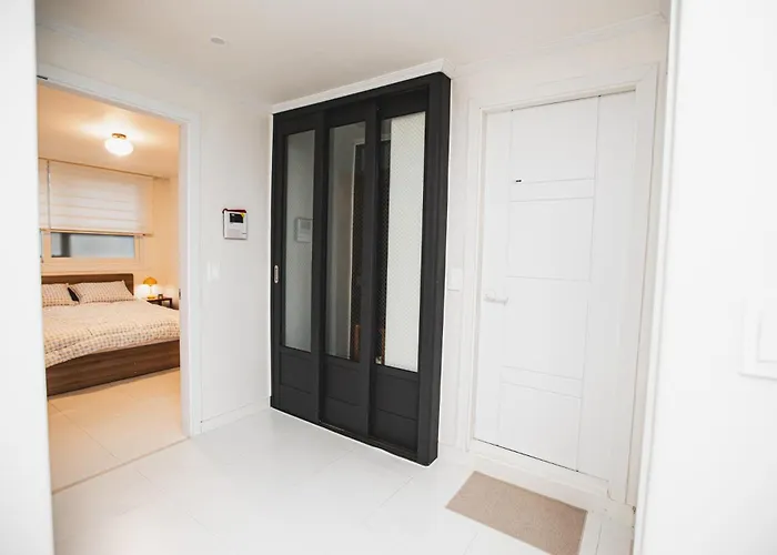 5 Mins To Sinchon Station, 5 Mins To Yonsei Univ And 10 Mins Hongik Univ On Foot, Denden Apartment *