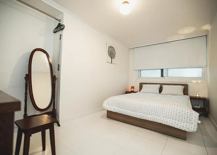 5 Mins To Sinchon Station, 5 Mins To Yonsei Univ And 10 Mins Hongik Univ On Foot, Denden * Seoul