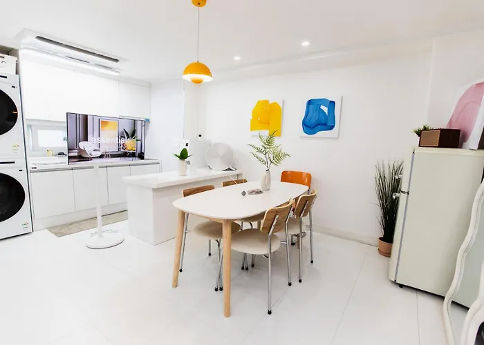 5 Mins To Sinchon Station, 5 Mins To Yonsei Univ And 10 Mins Hongik Univ On Foot, Denden