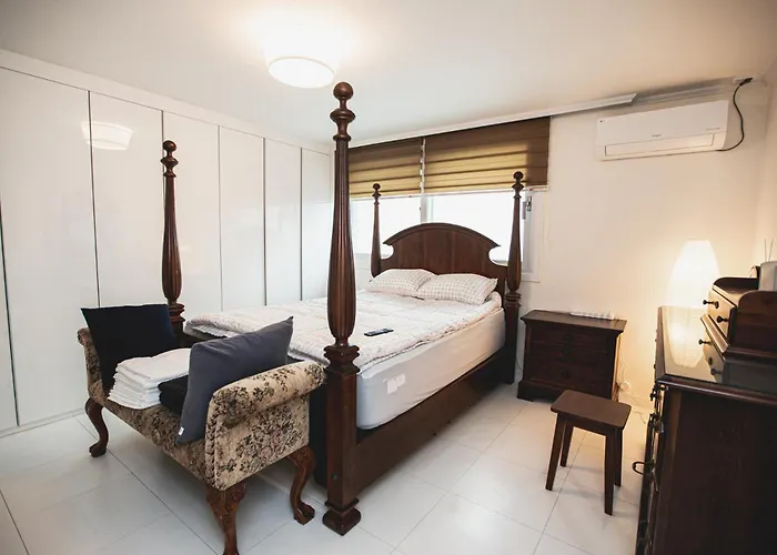 5 Mins To Sinchon Station, 5 Mins To Yonsei Univ And 10 Mins Hongik Univ On Foot, Denden Apartment