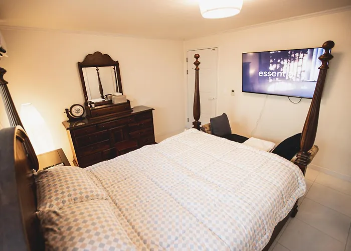 Apartment 5 Mins To Sinchon Station, 5 Mins To Yonsei Univ And 10 Mins Hongik Univ On Foot, Denden