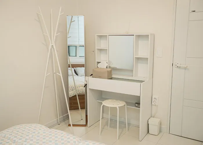5 Mins To Sinchon Station, 5 Mins To Yonsei Univ And 10 Mins Hongik Univ On Foot, Denden Apartment *