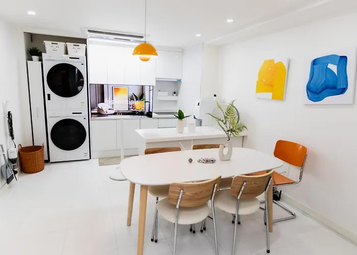 5 Mins To Sinchon Station, 5 Mins To Yonsei Univ And 10 Mins Hongik Univ On Foot, Denden *