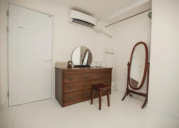 5 Mins To Sinchon Station, 5 Mins To Yonsei Univ And 10 Mins Hongik Univ On Foot, Denden Apartment *