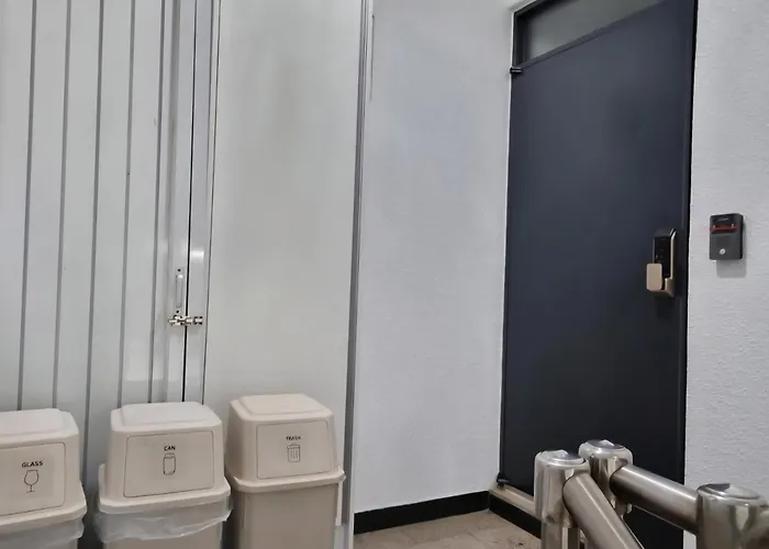 5 Mins To Sinchon Station, 5 Mins To Yonsei Univ And 10 Mins Hongik Univ On Foot, Denden Apartment